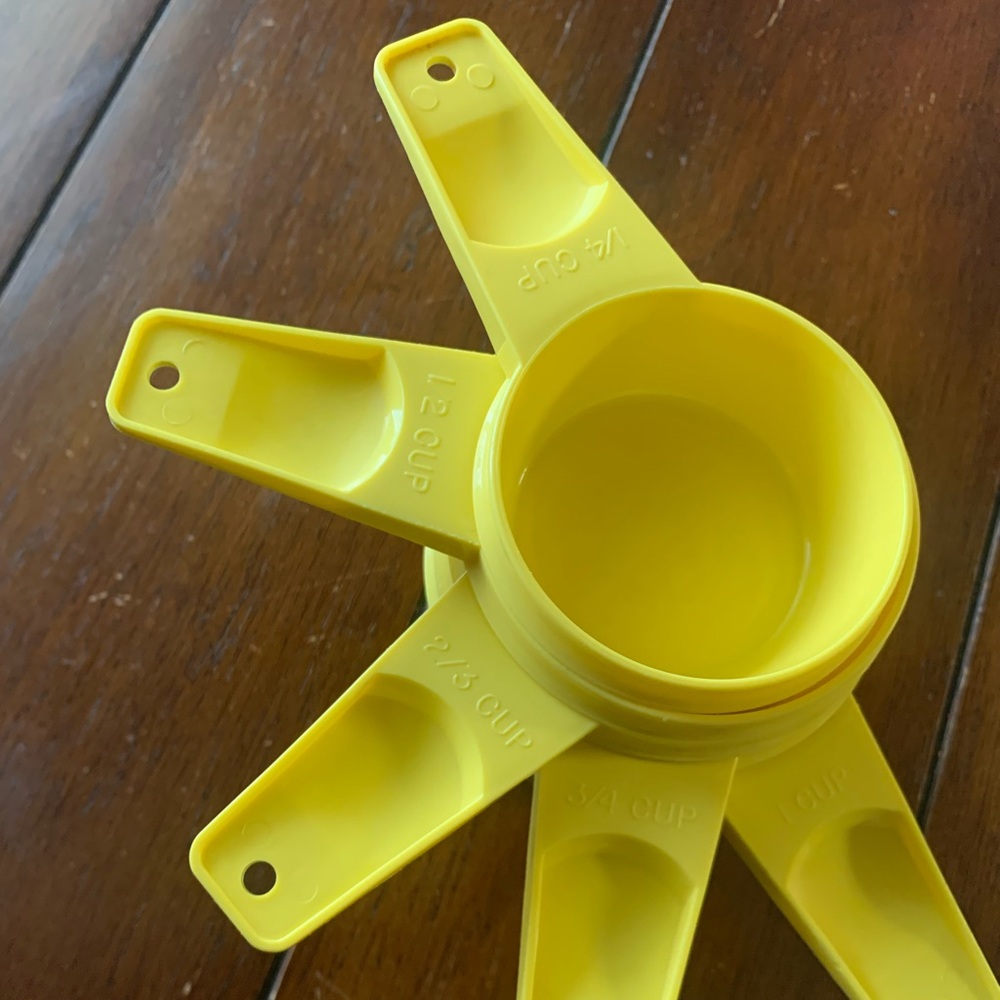 Set of 5 Tupperware measuring cups